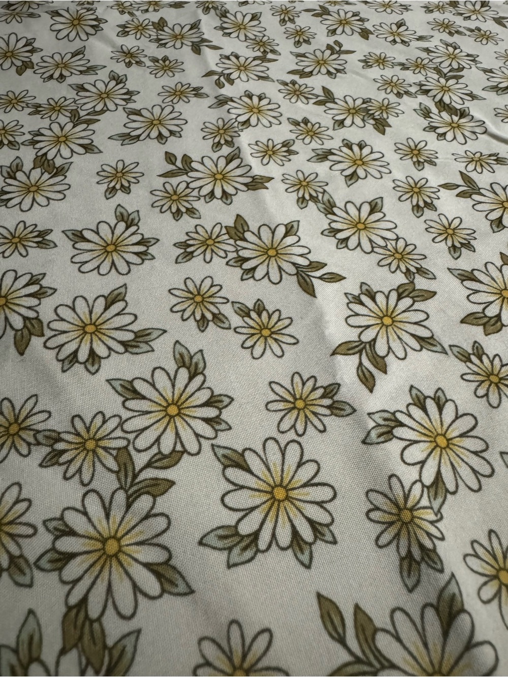 Kohl's Queen Sheet Set White with Yellow Daisies - Picture 3 of 3
